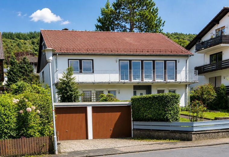 Gebotsverfahren: Modernisierungsbed., teilvermietetes
3-Familienhaus in ruhiger Lage von Höchst – V739-2414 - 01