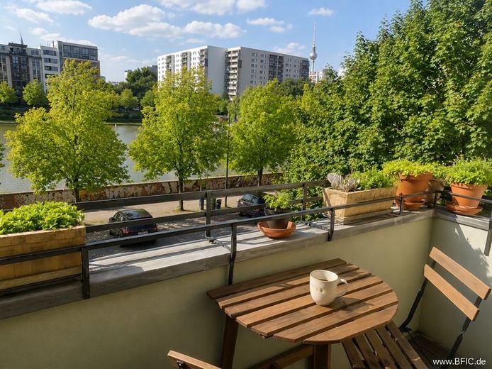 Balkon-Ausblick auf Engelbecken und Michaelkirchplatz - 3-Zimmer-Wohnung, bezugsfrei in Kürze – Balkon