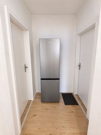 Möbliertes 22 m² WG-Zimmer – Frauen-WG in Düsseldorf-Heerdt– ruhig & hochwertig – Kühlschrank