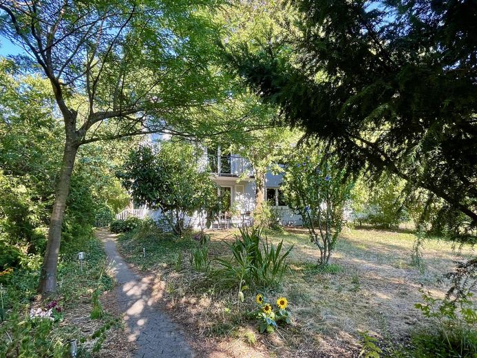 Nel verde eppure in mezzo a tutto – affascinante casa bifamiliare con giardino simile a un parco a Staufen – Foto 2