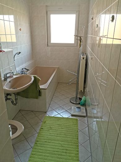 Well-maintained mid-terrace house in a family-friendly location – Tageslichtbad 1. OG Bild 1 