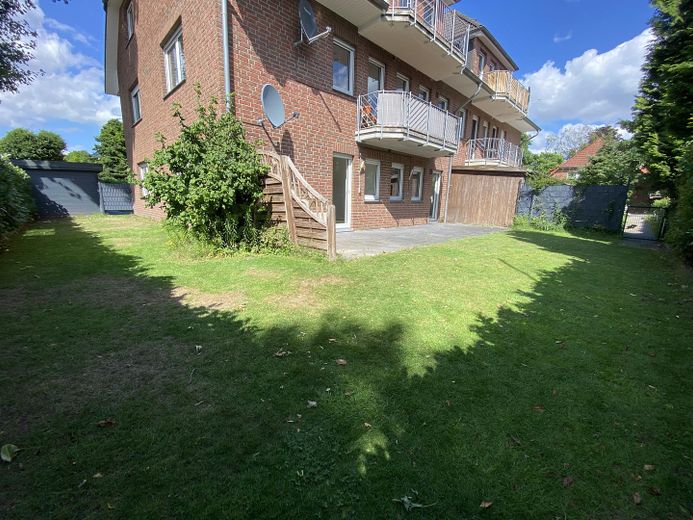 Balkon mit Blick in Garten