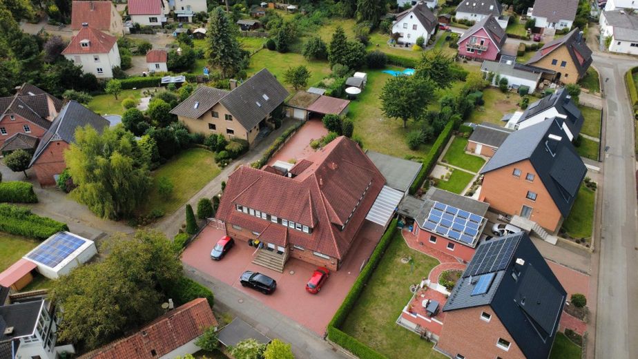 Gepflegtes 3-Familienhaus (Bj. 2001) in Rinteln – Voll vermietet, 2.150 m² Grundstück – Blick von oben 5 (Front)