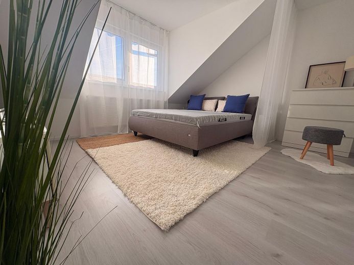 Moderne 3,5-Zimmer-Maisonette möbliert mit Heimkino, Wallbox & Klimaanlage – DG: Schlafzimmer