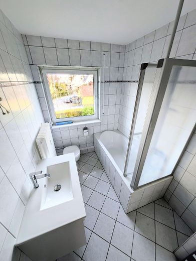 Appartement calme de 3 pièces au 1er étage d’une maison de 3 logements, balcon, cave, garage éventuellement – Badezimmer