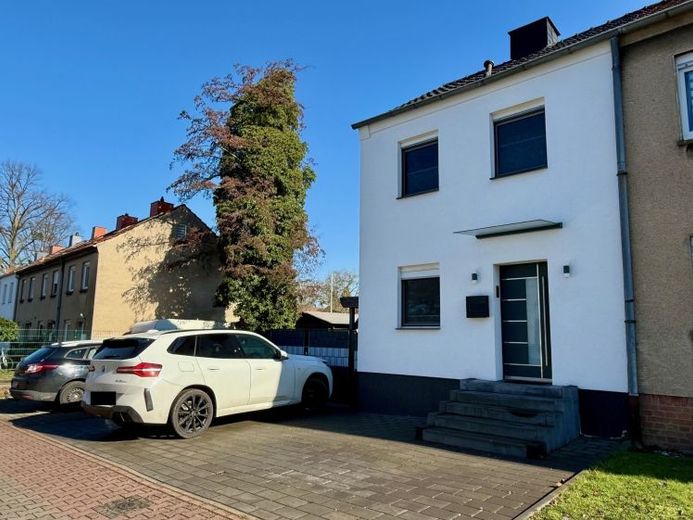 Bönen: Kernsaniertes Zechen-Eckhaus mit großem Garten und riesigem Carport! – Foto 1