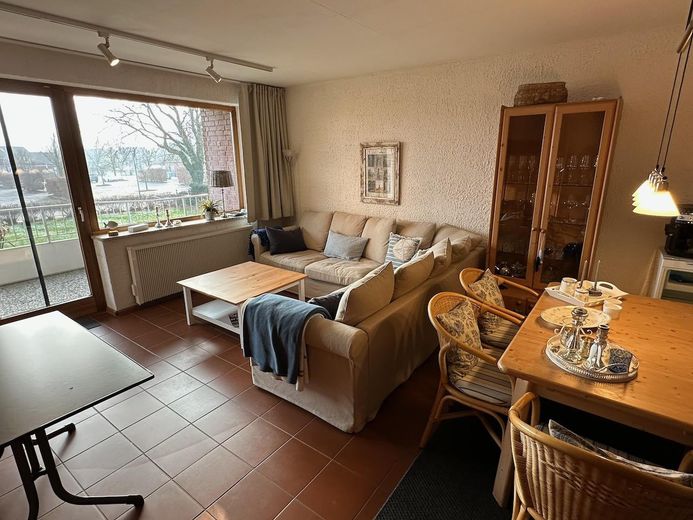Ostsee-exklusive Ferienwohnung mit Kamin in Top-Lage ✅ ohne Provision ✅ – Wohnzimmer - Balkonblick