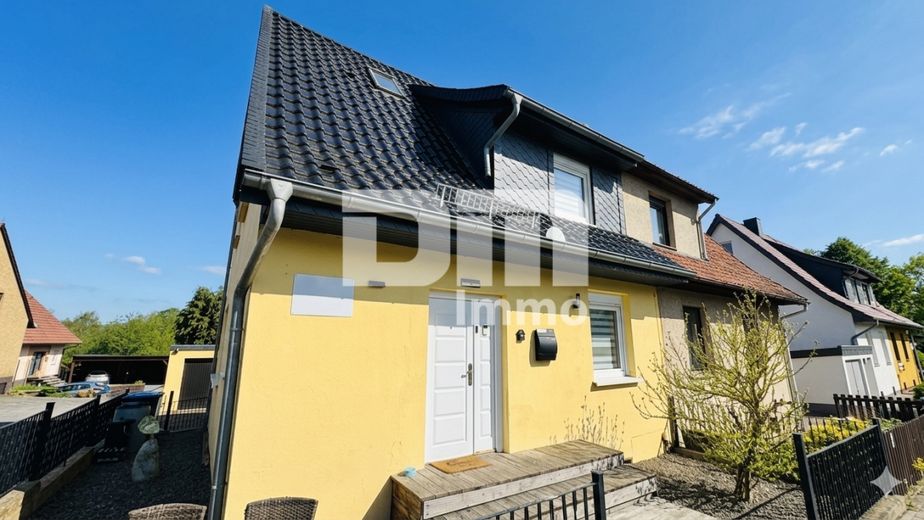 Vielseitiges Immobilien-Ensemble mit 2 modernisierten Haushälften + Carport und Garten/Terrasse – Frontansicht