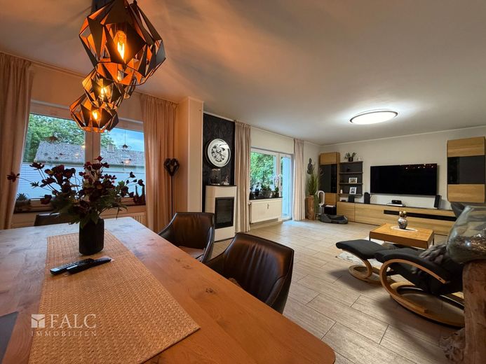 Helle Etagenwohnung mit Balkon und Tageslichtbad – Wohnzimmer