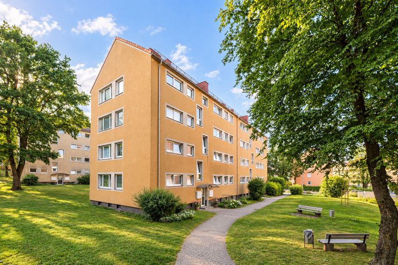 Renovated 3-room apartment with new fitted kitchen, privately offered and ready for occupancy – Außenansicht