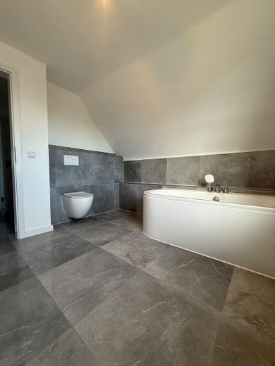 Charmantes, kernsaniertes Einfamilienhaus mit hochwertiger Ausstattung – Badezimmer mit Wanne