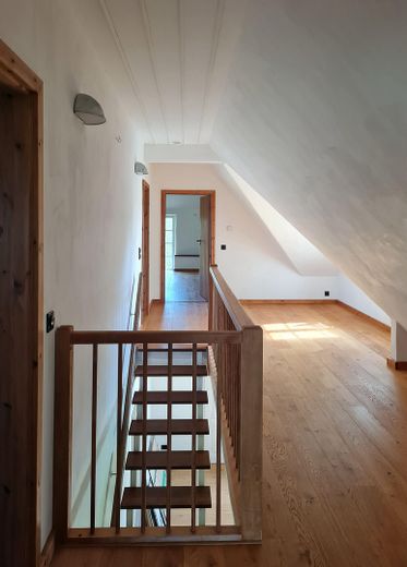 Casa di campagna con tetto di paglia in posizione assolutamente isolata – OG Treppenaufgang