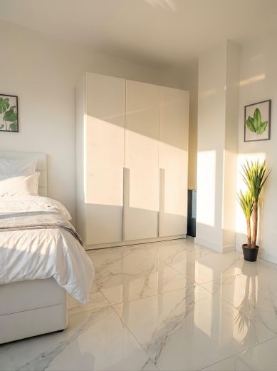 Hochwertig voll möblierte 2-Zimmer-Wohnung mit Dachterrasse, Tiefgarage & Garten in München Nord – Foto 9