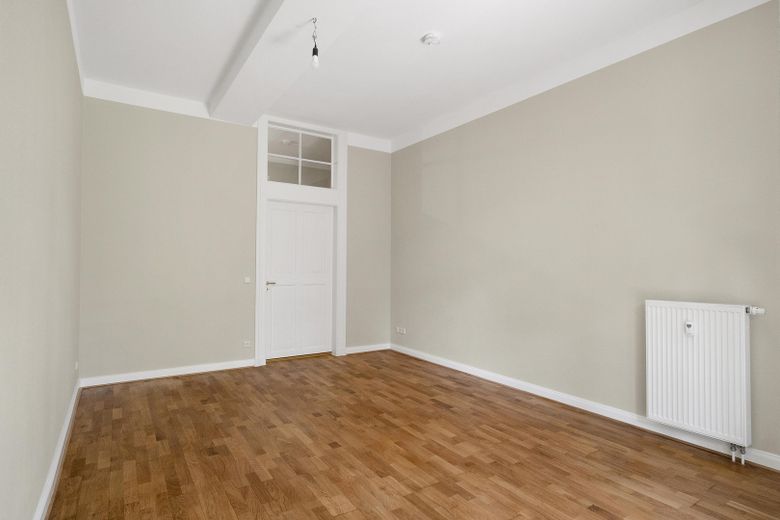 Provisionsfrei - Elegante Altbauwohnung im Waldstraßenviertel - Erstbezug nach Sanierung – Wohnzimmer