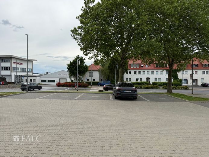 ***Modernes Arbeiten - Repräsentative Gewerbeeinheit in Top-Sichtlage*** – Parkplätze