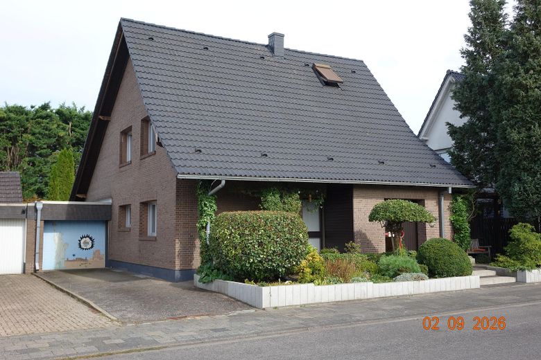Large detached single-family house with a beautiful garden in a sought-after location in Bergheim/Erft – Gesamtfront incl. Garage