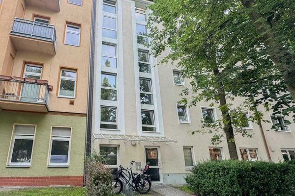 Sağlam yatırım – Niederschöneweide’de kış bahçeli, bakımlı 2 odalı daire