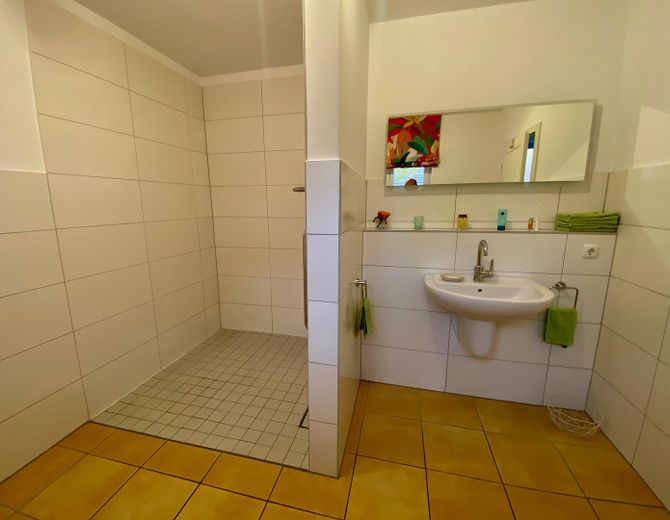 Geräumiger Duschbereich EG