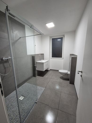 Geniş ve modern: 2 banyolu 4 odalı daire – Badezimmer (leer)