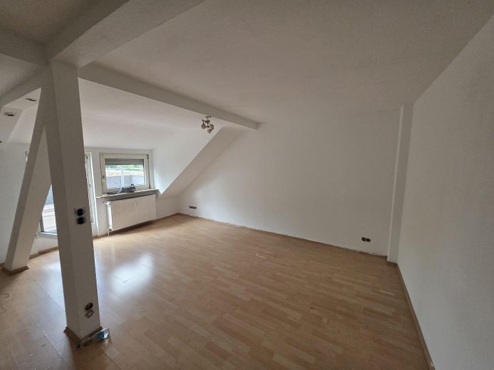 Fantástico apartamento de 2 habitaciones en la planta abuhardillada, en el centro de Hanau, con una preciosa terraza en la azotea – Blick ins WoZi/ EssZi