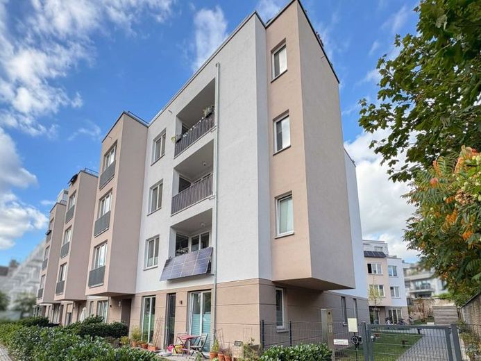 Per direct beschikbaar – modern nieuwbouwwooncomfort met vijf kamers, twee balkons & ondergrondse garage – Foto 1