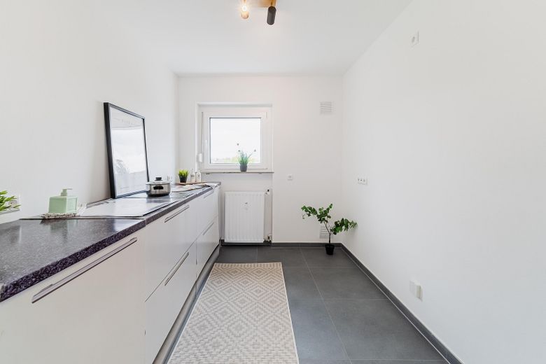 Hochwertig modernisierte 4-Zimmer-Wohnung mit Loggia & Garage in ruhiger Lage von Ehningen – Küche