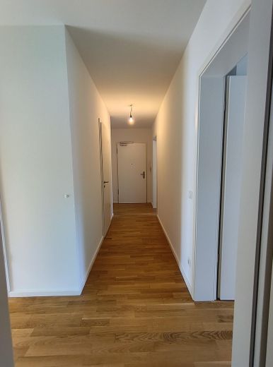 Modern & sofort bezugsfrei: 3-Zi.-Wohnung mit 2 Bädern & Loggia – provisionsfrei – Flur