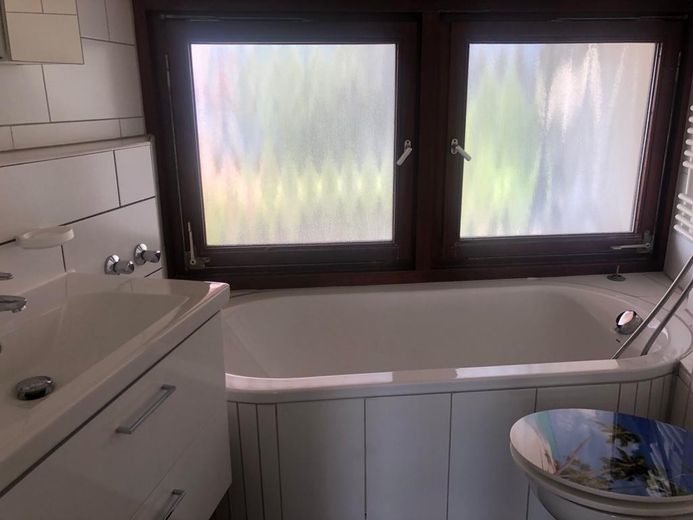 Exklusive, geräumige und gepflegte 2,5-Zimmer-Wohnung mit EBK in Reichenbach an der Fils – Bad mit WC