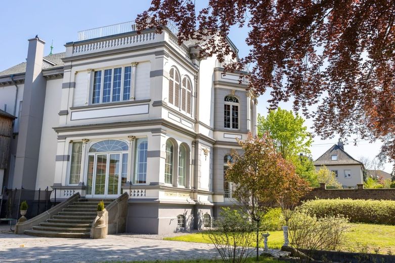 Modernes Penthouse-Flair im historischen Ambiente - Dachgeschosswohnung mit Designanspruch – Gartenansicht