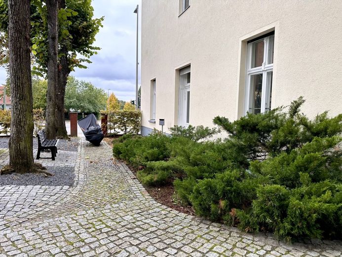 Investieren mit Weitblick: Vollvermietetes Wohn- und Geschäftshaus in Bestlage von Berlin-Biesdorf – Gehweg