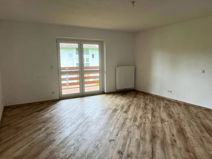 EINZIEHEN UND SPAREN: Große 3-Zimmer-Wohnung mit großem BALKON und EBK im staatlich anerkannten Naturerholungsort Lechbruck am See – Ansicht I: Schlafzimmer I