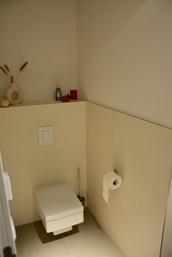 Urbanes Wohnglück in der KTV – Stilvolle 4 Zimmer mit Premium-Ausstattung, mit eigener Wallbox – WC Hauptbad