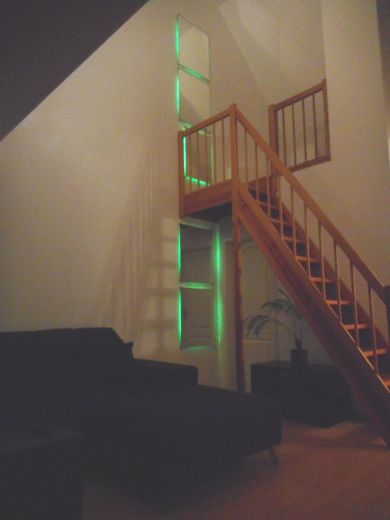 Helle voll möblierte Maisonette-Wohnung auf 2 Ebenen in ruhiger Lage in Hamburg-Eidelstedt – Abendstimmung im Wohnzimmer