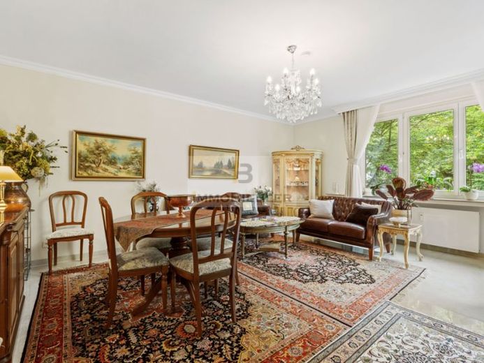 Lindenthaler Wohntraum: Stilvolle 3-Zimmer-Wohnung mit sonniger Loggia und Blick ins Grüne – Foto 1