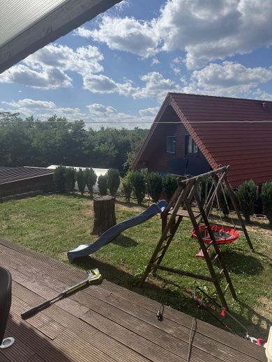 Exklusiver freistehender Bungalow mit Einliegerwohnung, Fernblick, Doppelgarage & großem Garten – Foto 43