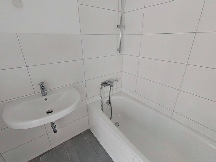 Hell und geräumig: 3-Zimmer-Wohnung. mit Balkon und Wannenbad in fußläufiger Nähe zur Innenstadt – Bad