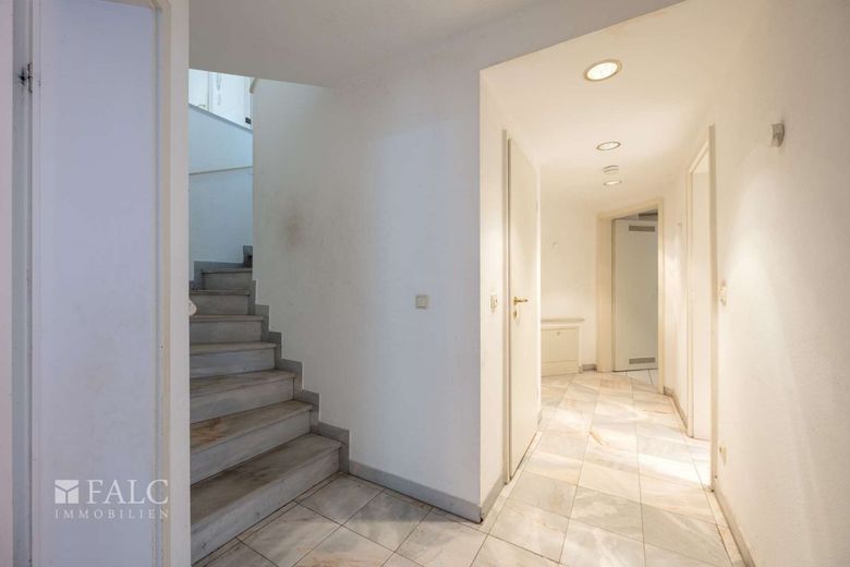 Gartenrefugium in Harlaching - Großzügige Maisonette-Wohnung mit drei Terrassen – UG Diele