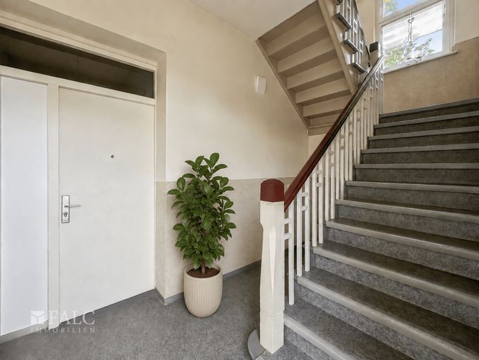 Provisionsfrei. Gepflegtes Mehrfamilienhaus als solide Kapitalanlage! – Treppenhaus Erdgeschoss