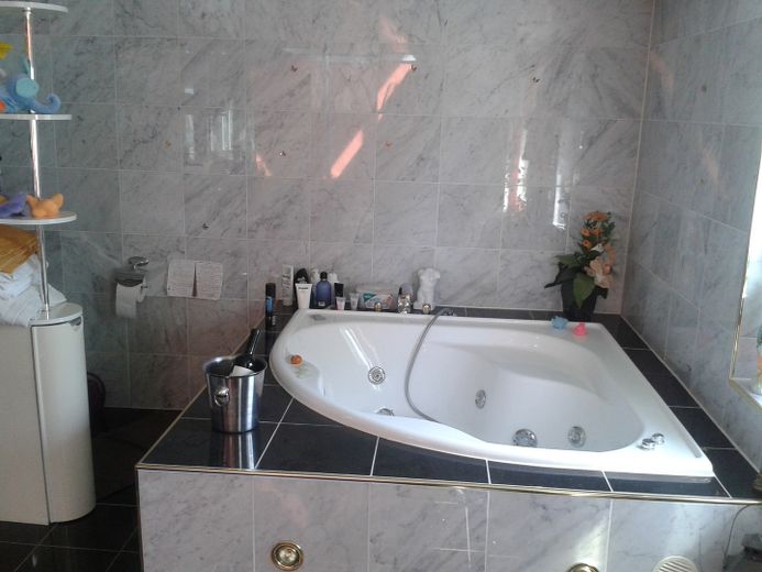 ***Traumhaftes Haus mit Whirlpool zwischen Köln und Bonn – Wohnen – Whirlpool mit Treppe 