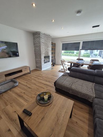 Partially renovated 6-room semi-detached house – Wohnzimmer Wohnung OG