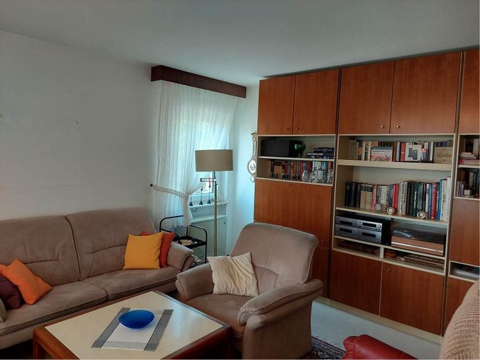 Freundliche 4-Zimmer Wohnung mit TG-Stellplatz in Steinheim am Albuch – Wohnzimmer