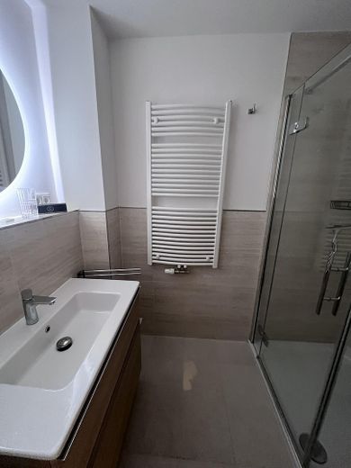 Möblierte, helle und lichtdurchflutete 2-Zimmer-Wohnung in begehrter Altstadtlage – Bad