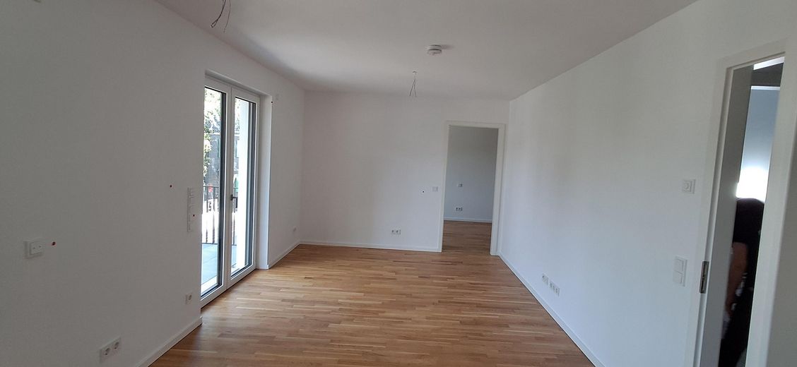 Moderne, helle 2-Zimmer Neubauwohnung mit Balkon – Wohnzimmer