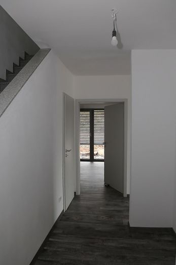 Moderna bifamiliare con giardino a Bad Elster – ideale come abitazione principale o investimento – Flur im Erdgeschoß