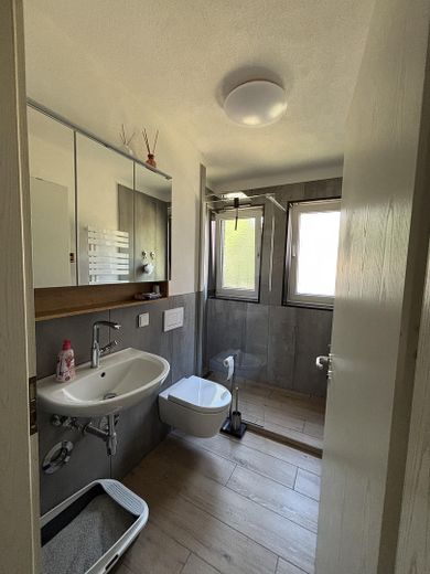 Gepflegte 2-Zimmer-Wohnung mit Balkon, Einbauküche, Stellplatz & Aufzug in Maintal-Dörnigheim – Badezimmer