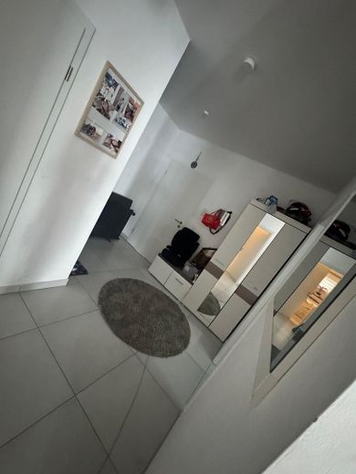 * Provisionsfrei* Vielseitig nutzbare 164 qm Wohnung auf zwei Etagen** – Flur