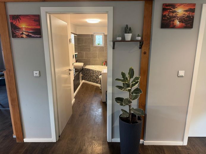 Einfamilienhaus in Bestlage - Berlin-Lübars - Komplett möbliert - bezugsfrei – 550 m² Privatgarten – Blick vom Billiardraum ins Bad