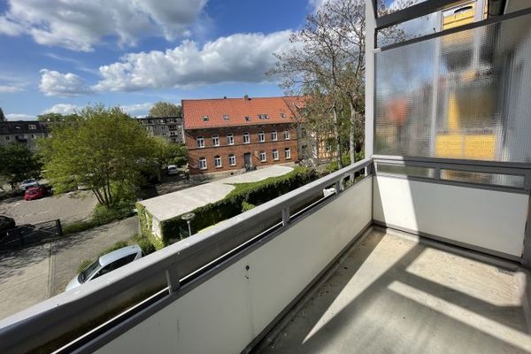 ¡Date prisa! ¡Piso de 3 habitaciones recién renovado con balcón!