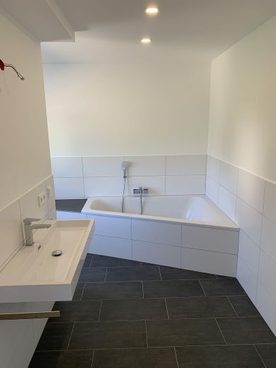 Premium 3-kamerappartement met 2 balkons, prachtig uitzicht en inbouwkeuken aan de rand van het veld! A+ – Hauptbad