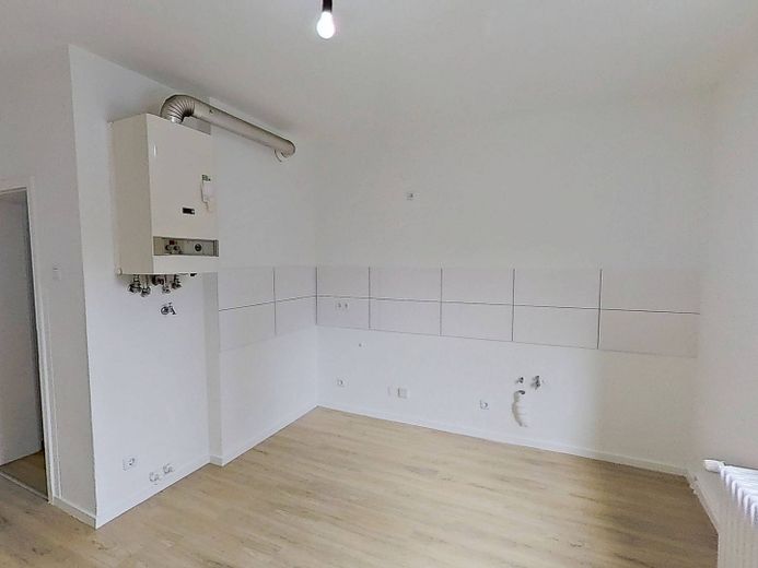 Modern gün ışığı alan banyosu ve büyük mutfağı bulunan konforlu 2 odalı daire – Ansicht II: Küche
